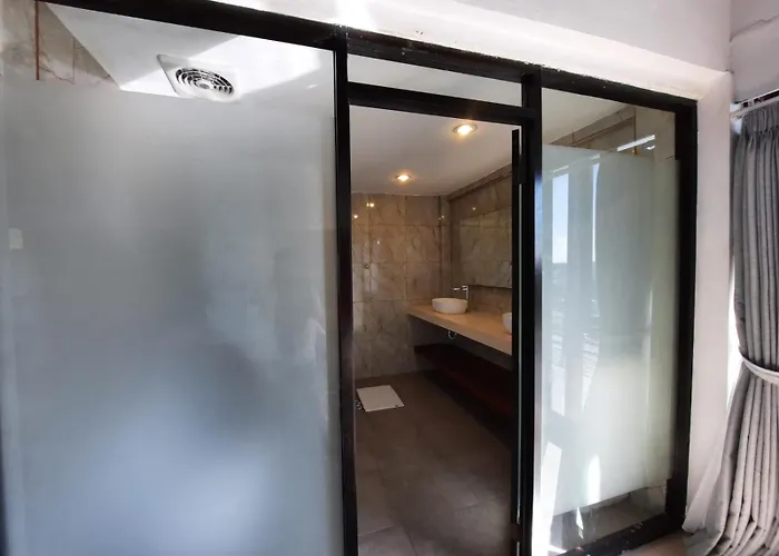 Serenity Nirvana Palace - Near Uluwatu ホステル ジンバラン